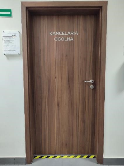 Drzwi prowadzące do kancelarii ogólnej