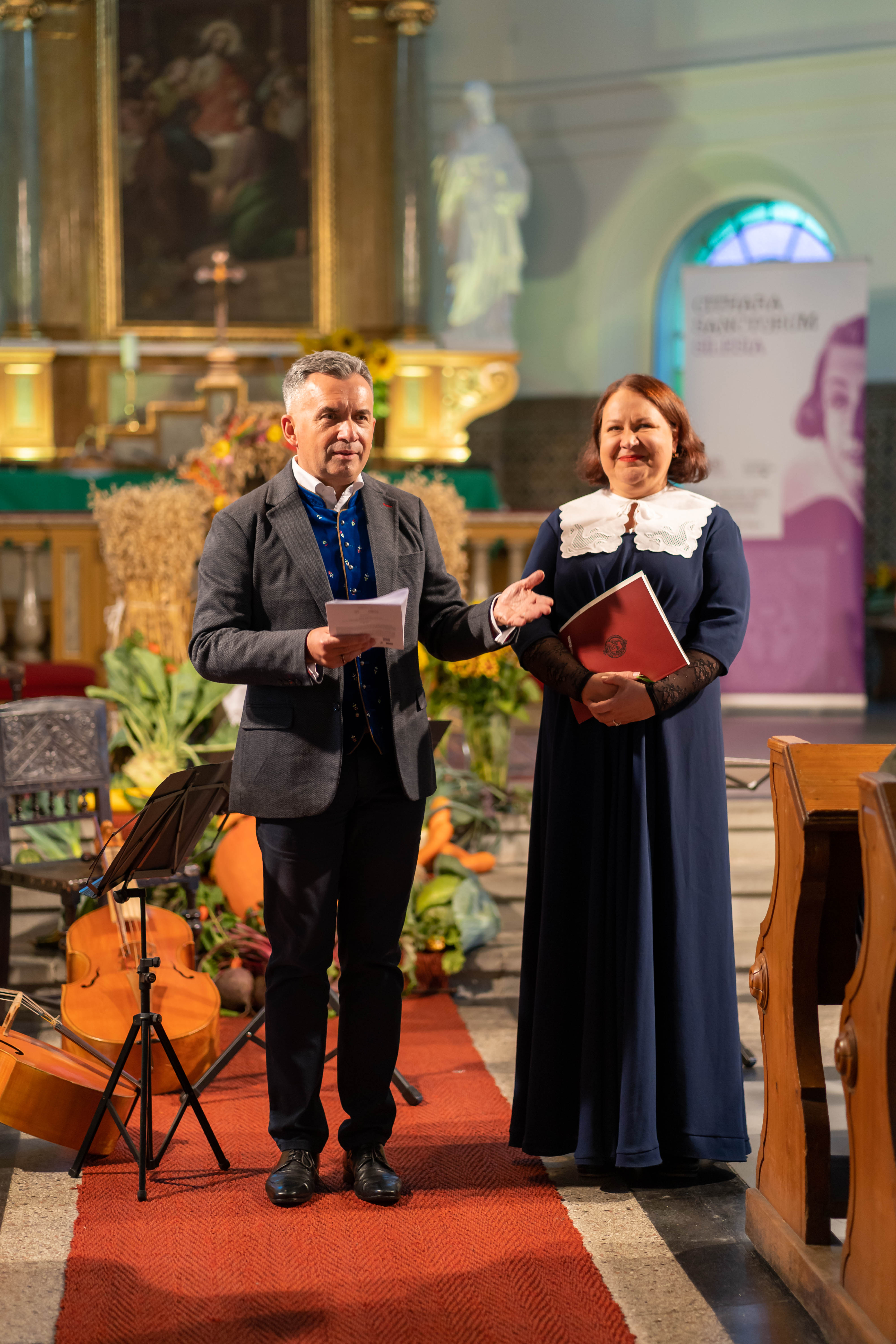 Mężczyzna i kobieta prowadzą koncert w kościele