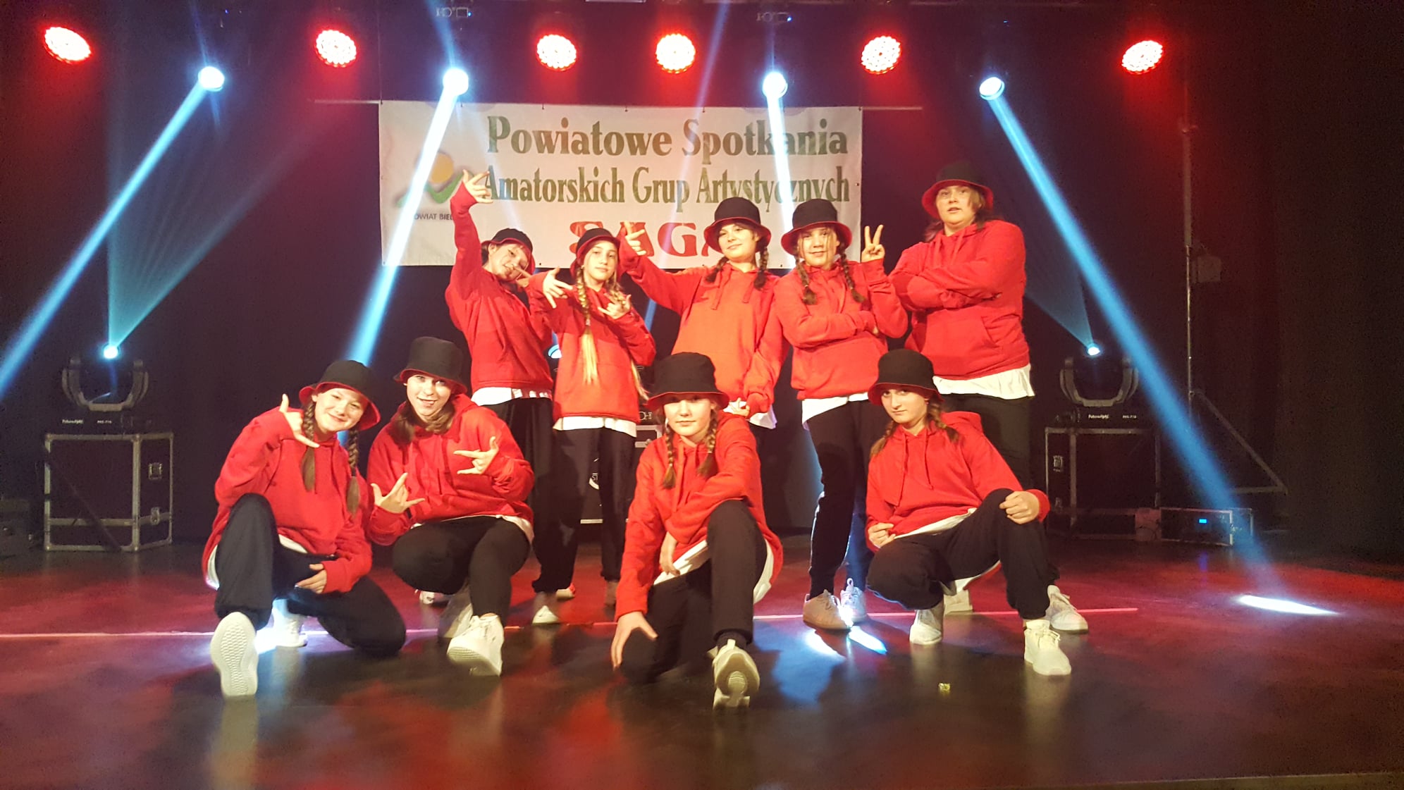 Zespół taneczny Junior-Crew - grupa taneczna na scenie.