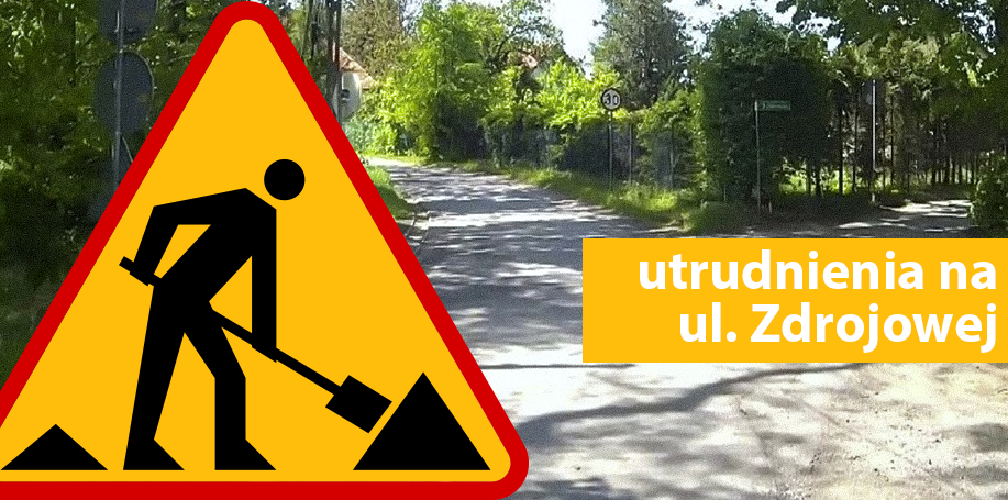 asfaltowa ulica, z boku znak robót drogowych oraz napis: utrudnienia na ul. Zdrojowej