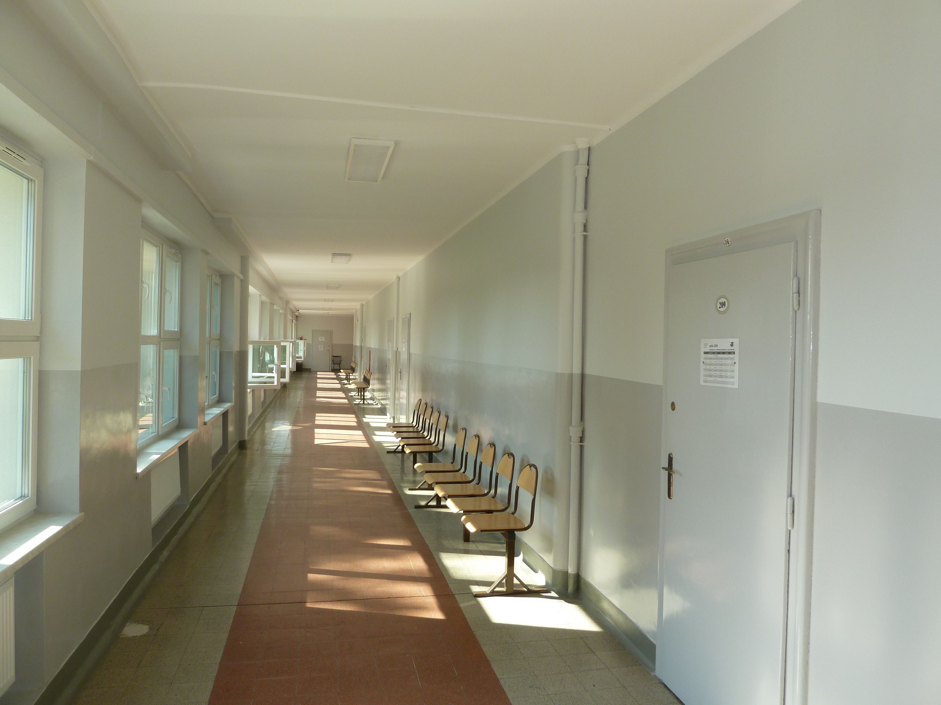 Korytarz szkolny, po prawej przy ścianie krzesła
