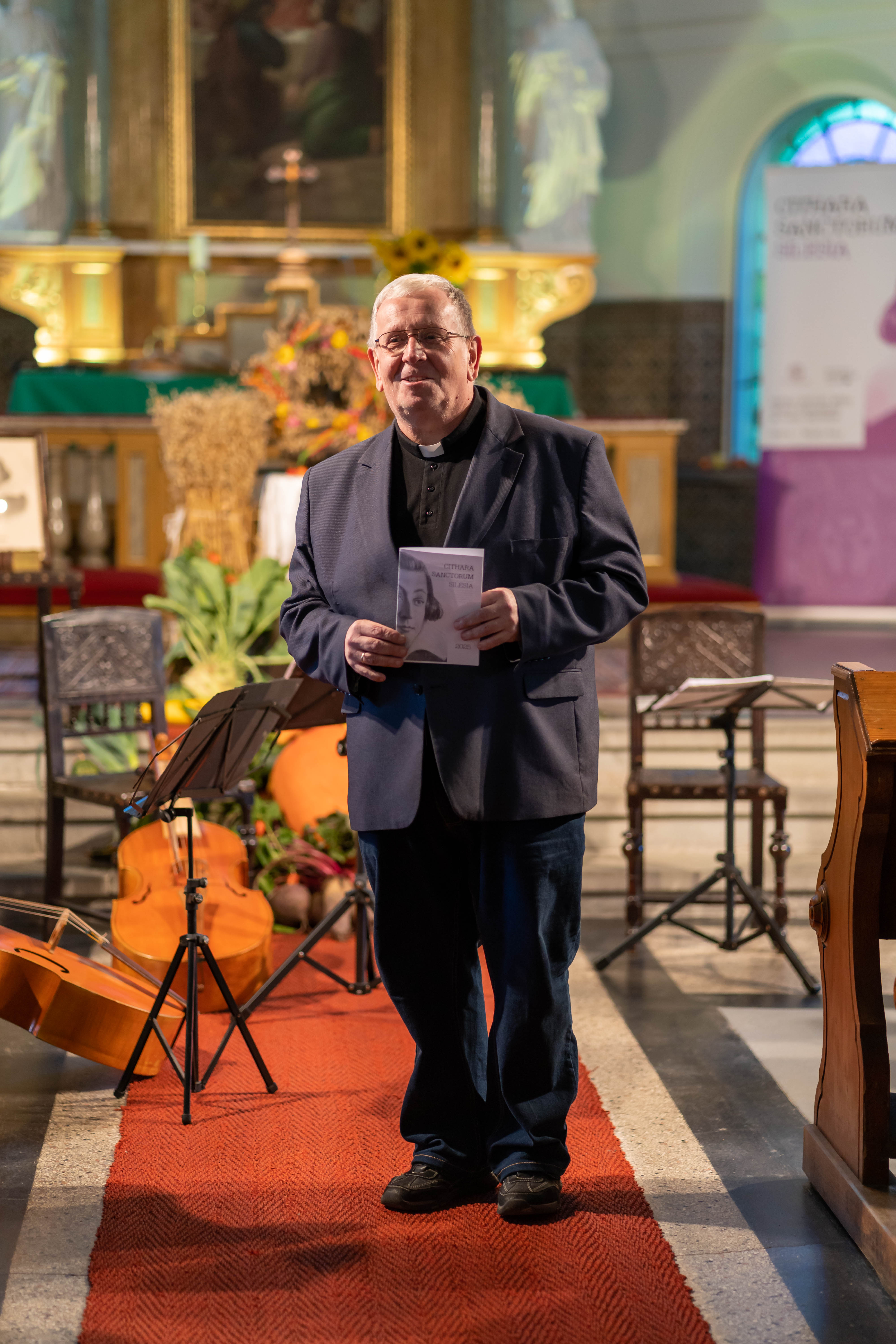 Proboszcz wita gości w kosciele