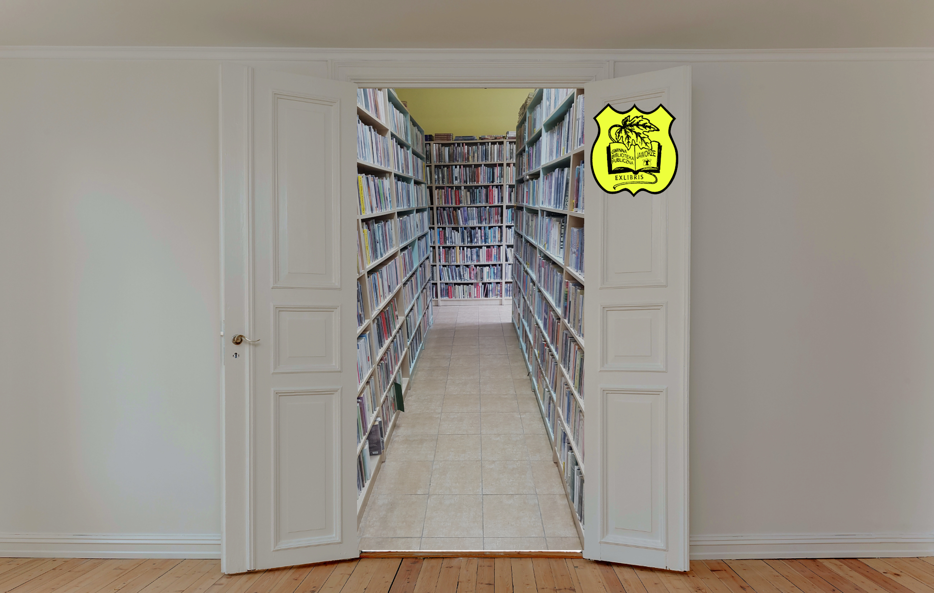 Otwarte na oścież drzwi, za nimi korytarz z regałami z książkami po bokach