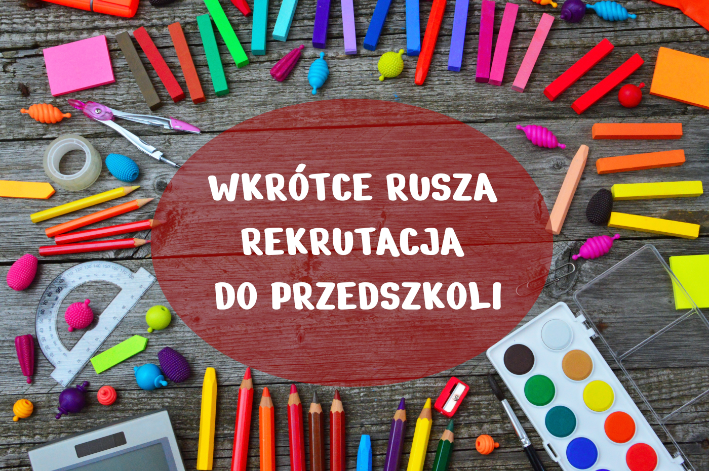 Kredki ułożone w okrąg, pośrodku napis: Rusza rekrutacja do przedszkoli