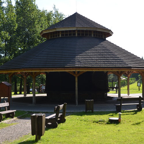 Obraz główny aktualności o tytule Po wiosennym przeglądzie technicznym tężnia solankowa w Parku Zdrojowym znów działa! 