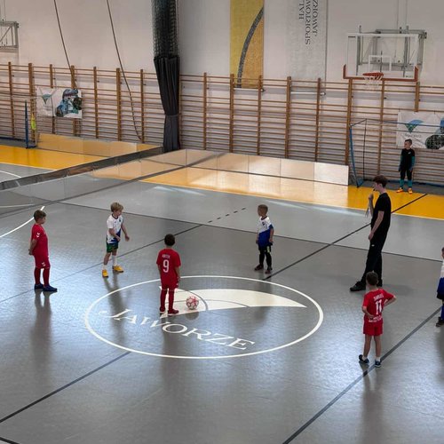 Obraz główny aktualności o tytule Turniej Skrzatów i Żaków w Jaworzu – sport i dobra zabawa! 