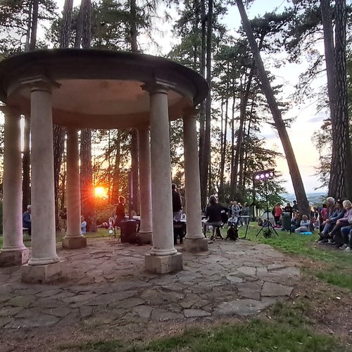 Obraz główny aktualności o tytule Magiczny "Koncert pod Gwiazdami" na wzgórzu Goruszki 