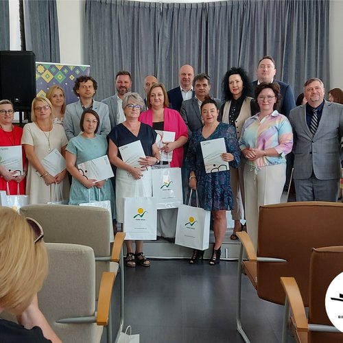 Obraz główny aktualności o tytule Uroczyste podsumowanie 25. edycji Przeglądu Bibliotek Powiatu Bielskiego „Biblioteka Roku 2024/2025” w Jaworzu 