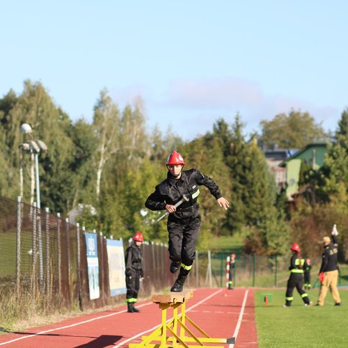 Obraz główny aktualności o tytule Powiatowe Zawody Sportowo–Pożarnicze w Rudzicy – strażacka rywalizacja 