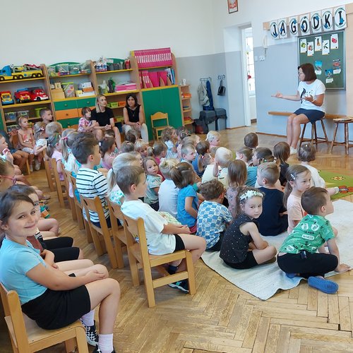 Obraz główny aktualności o tytule „Czytanie łączy” i „Czytanie zbliża” czytelniczymi hasłami czerwca 