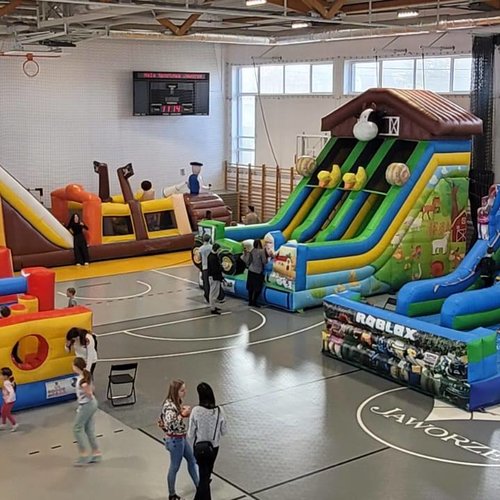 Obraz główny aktualności o tytule Pierwszy Halowy Festiwal Dmuchańców w Jaworzu przyciągnął tłumy najmłodszych 