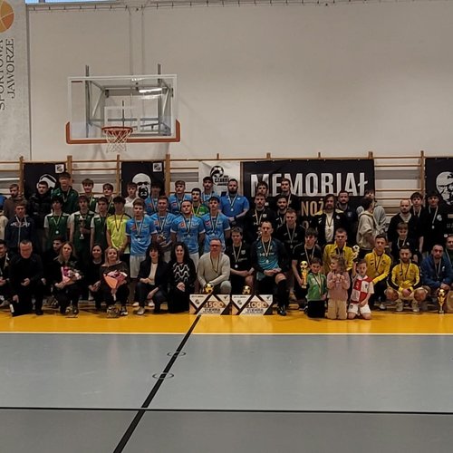 Obraz główny aktualności o tytule VI Memoriał im. Radosława Ostałkiewicza, Eugeniusza Zdolskiego, Emila Strzelczyka, Andrzeja Hutyry oraz Daniela Bąka w piłce nożnej halowej 