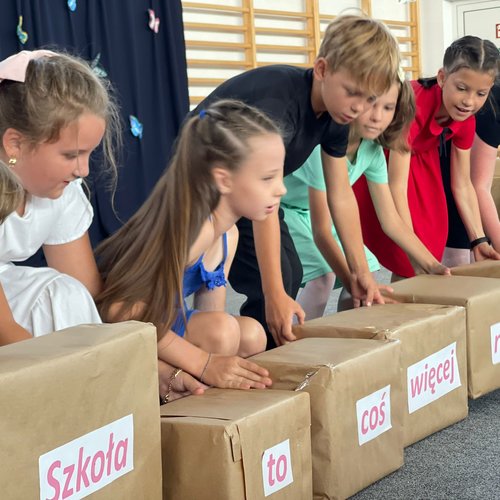 Obraz główny aktualności o tytule Nowy rok szkolny w Jaworzu - uczniowie wracają do zmodernizowanych szkół i przedszkoli 
