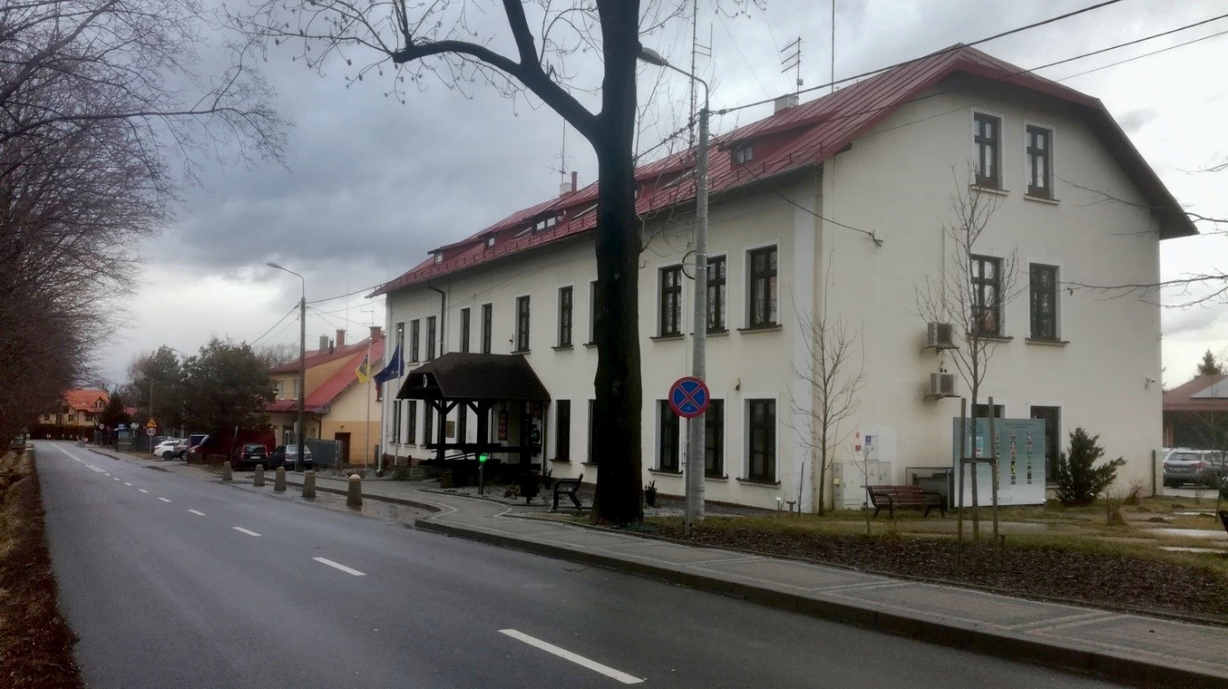 Budynek urzędu gminy widok od ulicy Zdrojowej