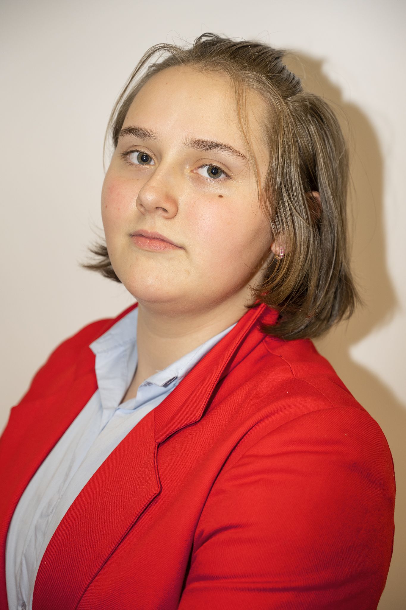 Zdjęcie portretowe, nastolatka stojąca przodem