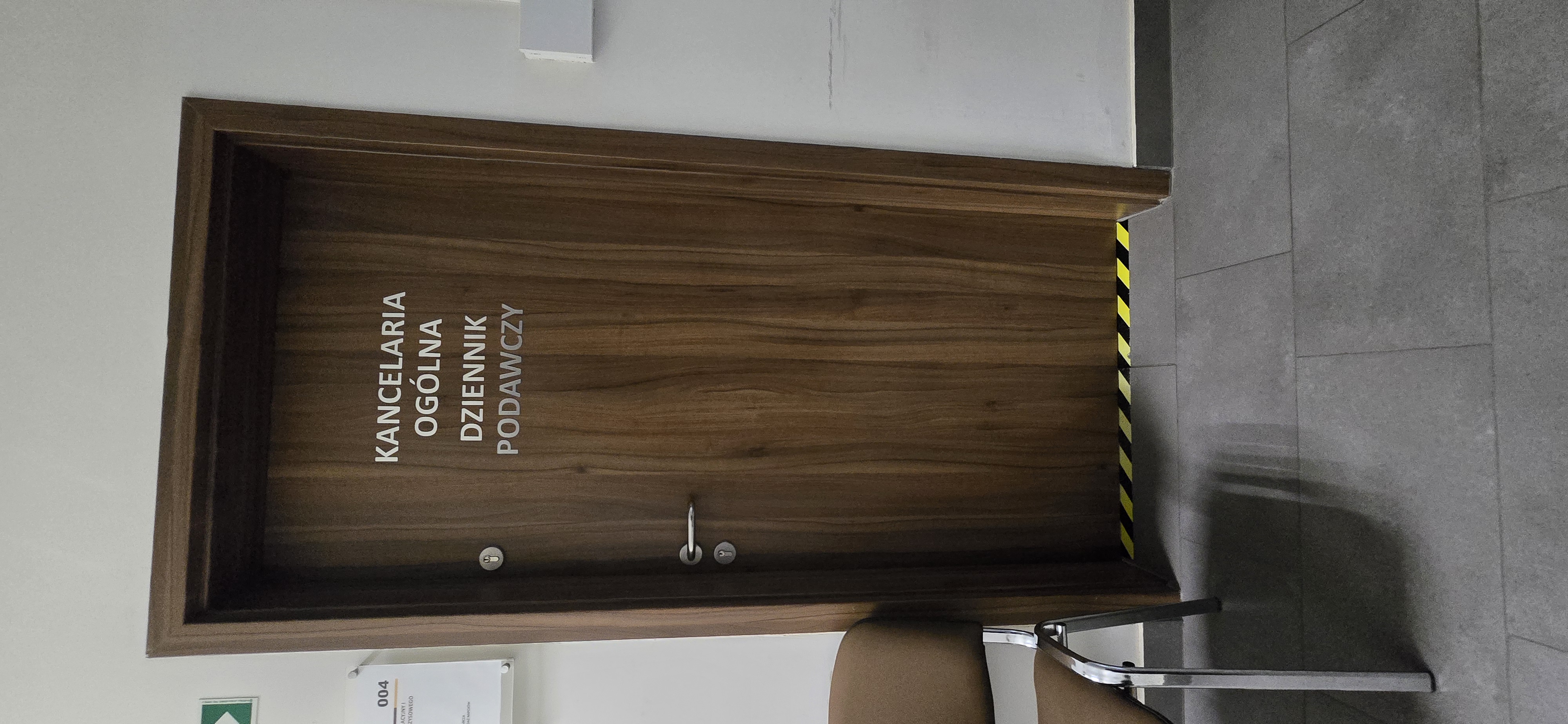 Drzwi prowadzące do kancelarii ogólnej i dziennika podawczego